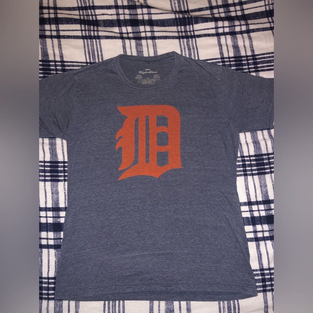 Medium Detroit Tigers shirt